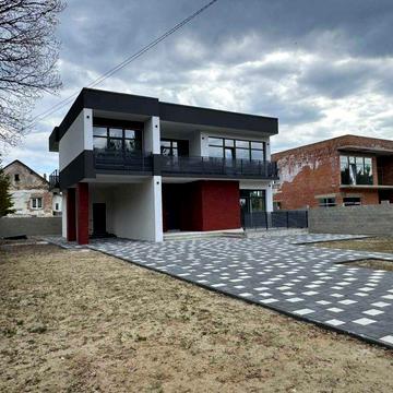 Елітний будинок, біля соснового лісу. Тут природа та тиша поєднюється зі сучасними рішеннями проектованого будинку.
