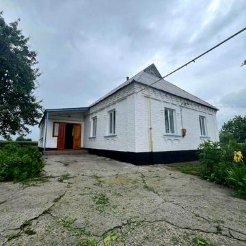 Продаж будинку з великою земельною ділянкою