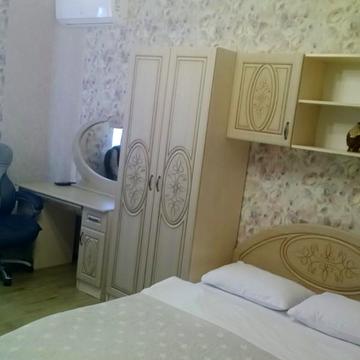 Гарна квартира в квітковому принті з двосспальним ліжком