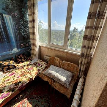 Продам двокімнатну квартиру з лоджією біля парку Миру