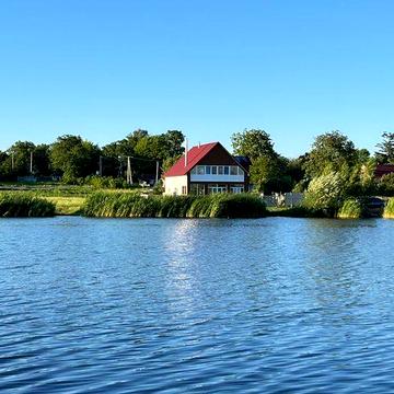Здається на 1 місяць будинок з терасою на березі озера село КОЛОНЩИНА 30 км від Києва Риболовля