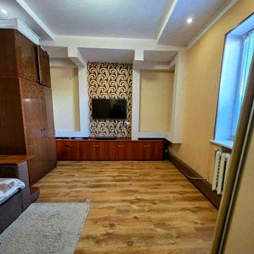 Чудова частина будинку на Заріччі біля лісу