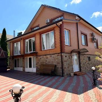 Продаж будинку з басейном