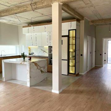 Продам новий будинок з ремонтом 220м², подвірʼя 8соток. Асфальтований доїзд. Кругле
