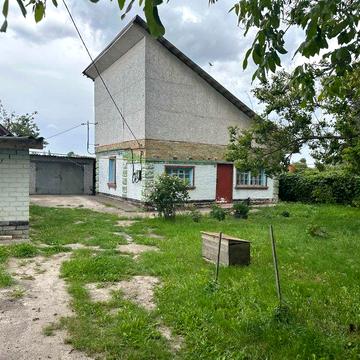 Будиночок з працюючими сонячними панелями