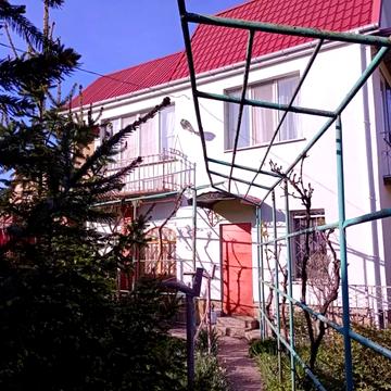 Просторий двоповерховий будинок для комфортного життя та бізнесу