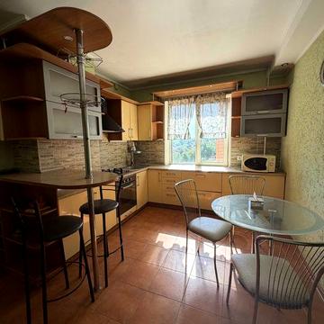 Продам 3 кімнатну квартиру по проспекту Почтовому 74.