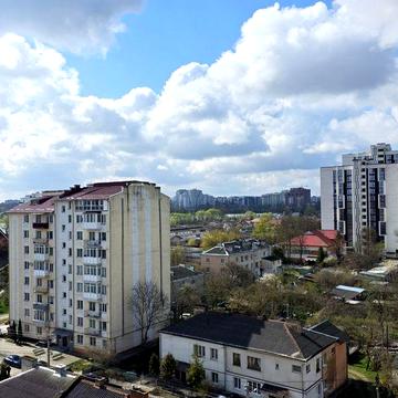 Продам видову 2к квартиру біля міського озера , в збудованому будинку ремонт літом 2026!