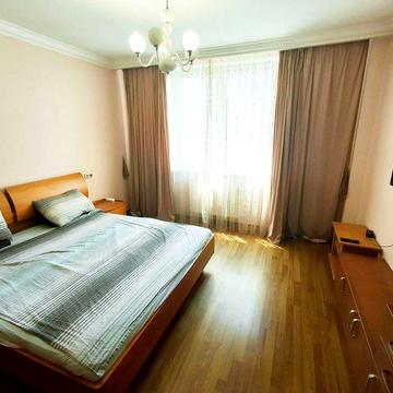Оренда просторої 2 ком. квартири біля метро Лівобережна, 89м2,  Раїси Окіпної 8