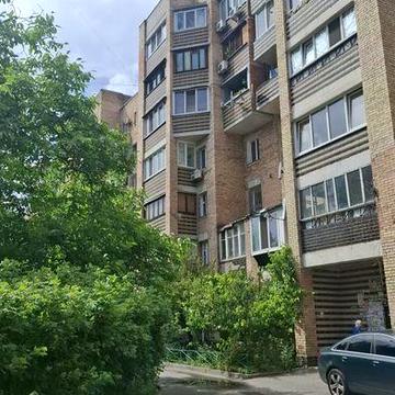 Продам светлую, тёплую, квартиру возле метро Тараса Шевченка ул. Оболнская 47 кирпичный дом.