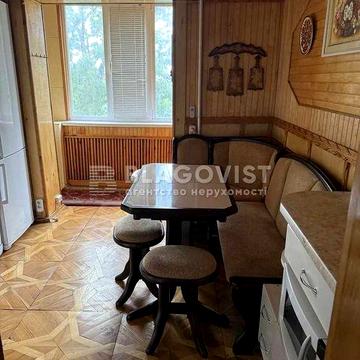 Простора 3-кімнатна квартира для сімї | Ушакова, 12 | 71 м²,Святошинський р-н,м.Київ