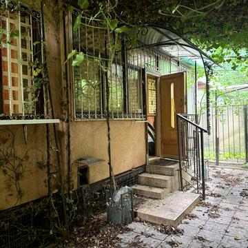 Космонавтов/Генерала Петрова , квартира на 1 этаже с лоджией и своей зоной отдыха . Парк М.Твена