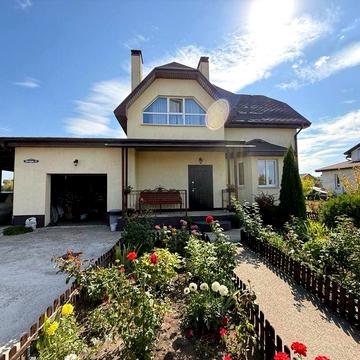 Будинок з власним садом ,160 м², 15 соток, гараж і сонячні панелі.