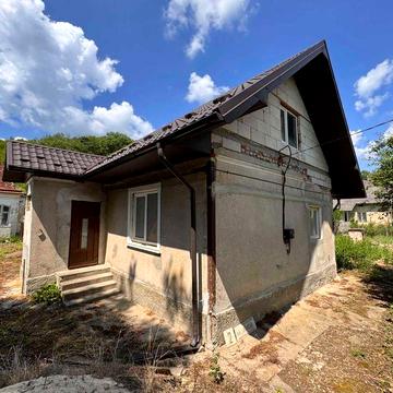 Будинок з ділянкою біля парку