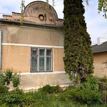 Будинок в центральній частині міста поруч з парком та річкою
