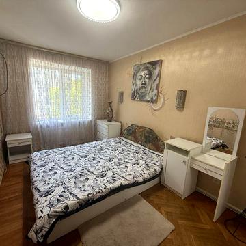 Оренда 3 кк квартири в центрі міста Автономне газове опалення, роздільні кімнати, роздільний санвузол, меблі , техніка. Диван доставлять в зал