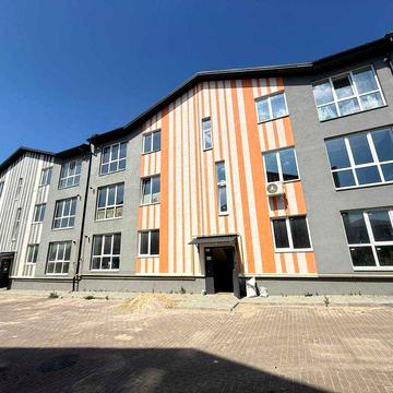 Продаж 2-х кімнатної квартири в стані від забудовинка. ГАРНА ЦІНА НА РИНКУ. ЖК активно обживається, газ світло підключені, будинок зданий