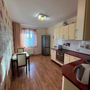 Сдам 1 к квартиру 45м2 в новострое ЖК "Янтарный", рядом трк Украина, с ремонтом, мебелью и техникой!