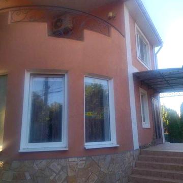 29(367код55)Будинок 240 м² на 10 сотках у Чорноморці біля моря поруч із пляжами. Є сауна, ставок із рибками, мангал, альтанка