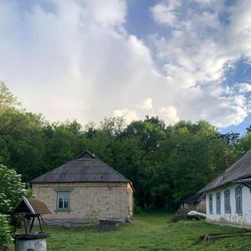 Продам домоволодіння з двома будинками