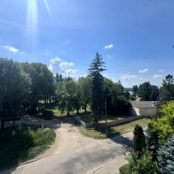 Продається простора 2-кімнатна квартира біля озера