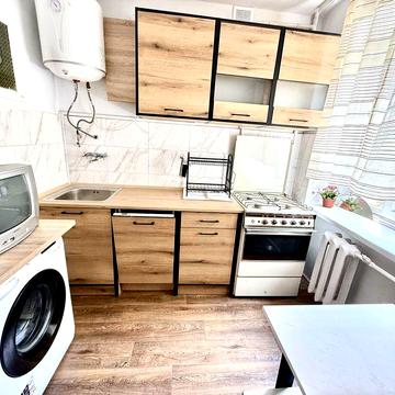 Оренда  золота 2 кімнати ближній  центр  , з ремонтом , є балкон , нові меблі