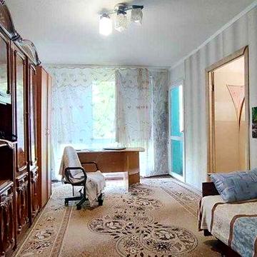 Продам 2 кімнатну квартиру в Дергачах по вулиці Садовій в цегляному будинку.