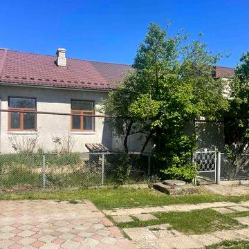 Пів особняка з окремим двориком, та незавершеним ремонтом 3 кімнати