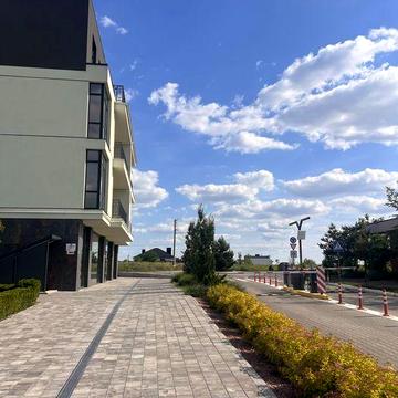 Продам двокімнатну квартиру із хорошою комплектацією. Приватний сектор із закритою територією!Клубний будинок із власним бомбосховищем.