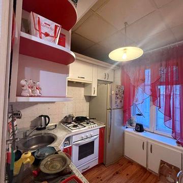 Продам 2-комнатную квартиру сталинку по ул. Нижнеднепровская