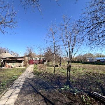 Земельна ділянка з господарськими спорудами.