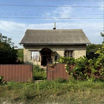 Продається цегляний житловий будинок у центрі села Димка