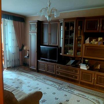 3-кімнатна квартира в Малині (Коростенський р-н)в р-ні Паперової ф-ки з опаленням, меблями та технікою, житловий стан, є балкон та лоджія, 2й поверх