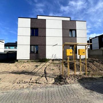 Продам котедж з газом та централізовані комунікаціі , асфальтований доізд