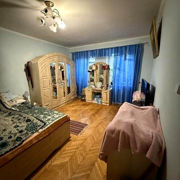 Продається 2-х кімнатна квартира в центрі м.Броди, біля початкової школи.