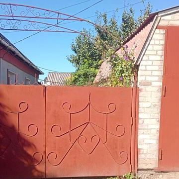 Будинок в м Олександрії по вул Франка,22 з усіма зручностями площею 90кв.м с ділянкою 15 соток . Є 2 гаражі, господарчі споруди .