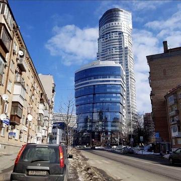 Центр, вул Мечнікова в квартирі виконано капремонт заміна електрики, труб, стіни 50 см -цегла , метро пішки 3х кім, перехідна сталінка