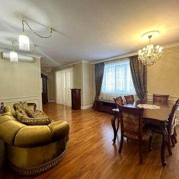 Трьохкімнатна квартира в центрі від власника