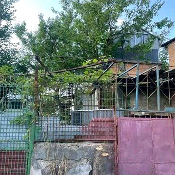 Земельна ділянка з доміком