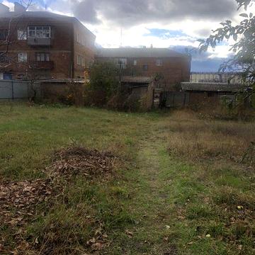 Ділянка з старим будинком
