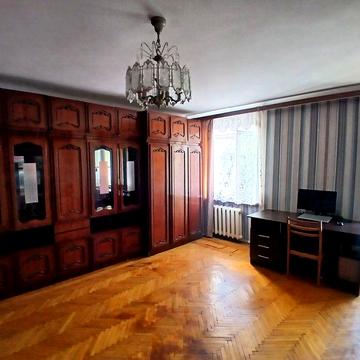 Продам 2-кімнатну квартиру в центрі — сталінка, 72 м², від власника, без комісії
