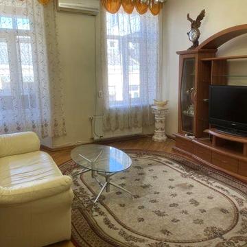Сдам 3х комнатную квартиру в центре долгосрочно, паркоместо во дворе