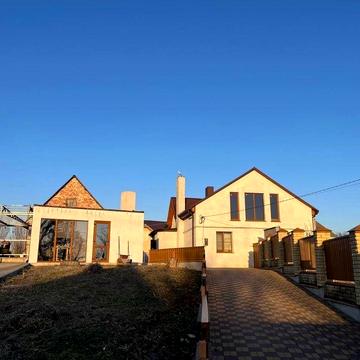 Будинок біля річки  Новостав