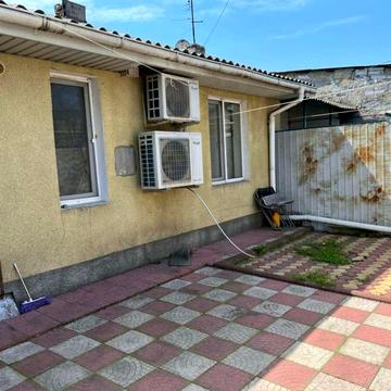 Квартира на землі з власним двориком — вул. Дальницька