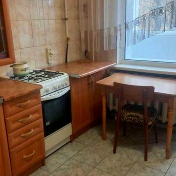 Здам 1 км квартиру на Озерній