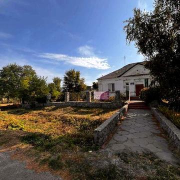 Продам будинок в безпечному місці, в центрі Ірклієва, Черкаська область, з відстрочкою платежу.