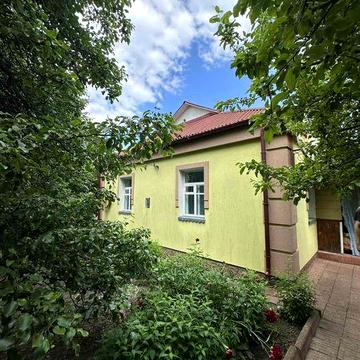 Будинок в самому центрі міста! Є гараж, літня кухня та сад. Ділянка 9сот. Поруч уся інфраструктура! 44049