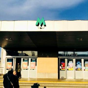 Сдам КОМФОРТНУЮ  Евро Двушку Метро Дарница .