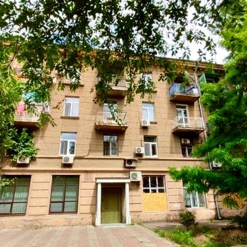 Фонтан. Двухкомнатная квартира в добротной «сталинке»