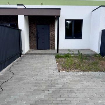 Продаж таунхаус передній, задній двір